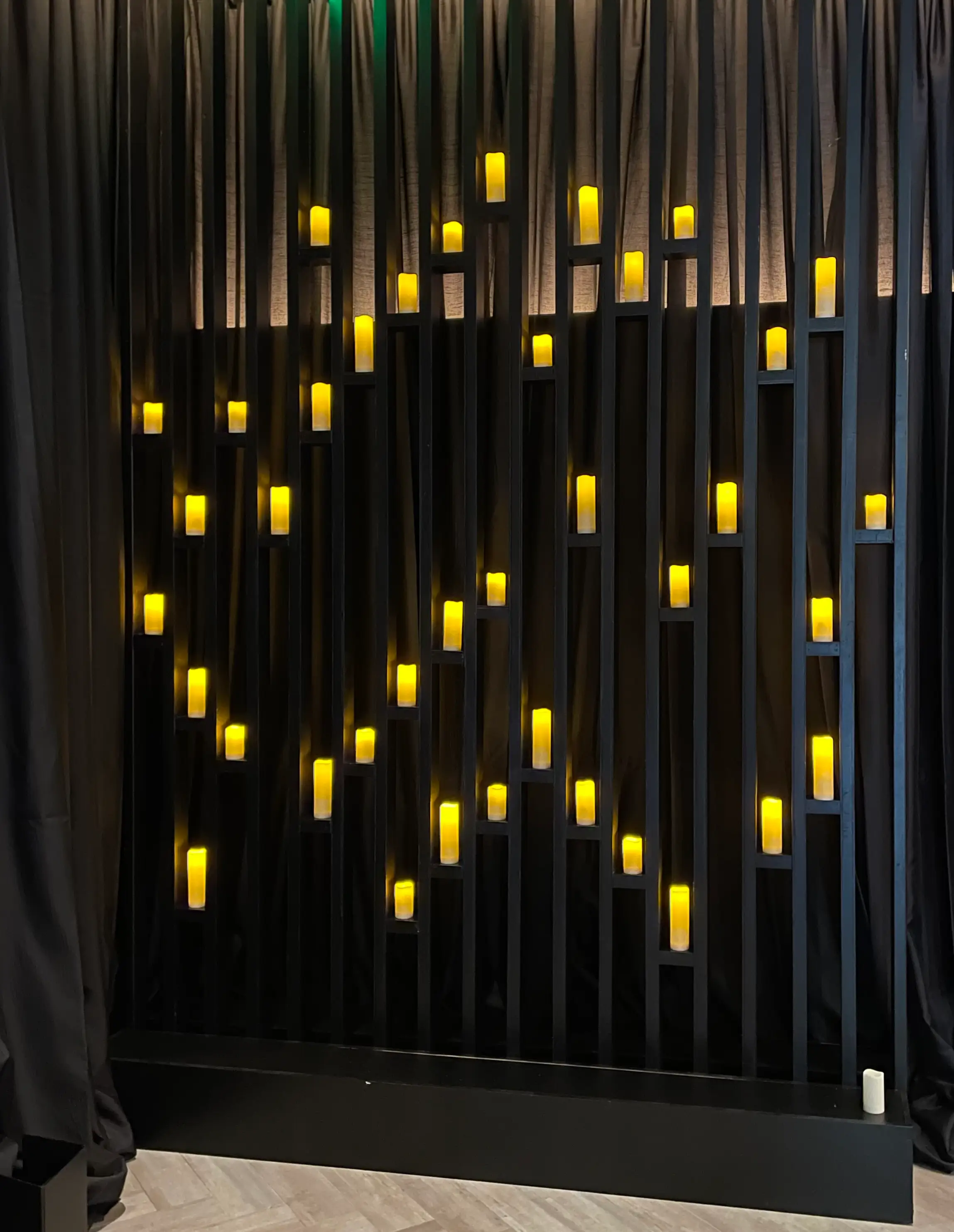 FREESTANDING BLACK PARTITION